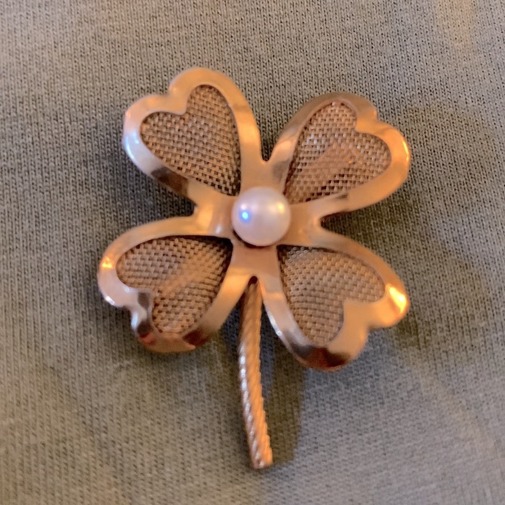Beautiful vintage Cora gold tone 4 leaf clover 🍀 brooch pin!!